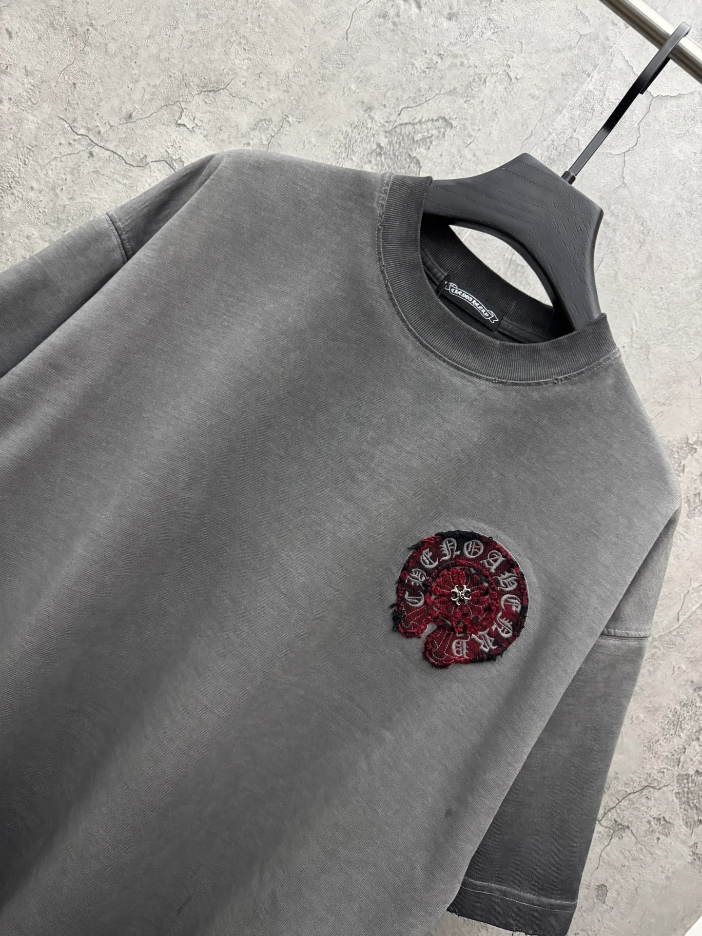 P240 top version, real shot without P, ​​different from market currency) 𝗖𝗵𝗿𝗼𝗺𝗲 𝗛𝗲𝗮𝗿𝘁𝘀/Croxin 2026 spring new original single counter American washed patch embroidered couple short sleeves 👑The highest version! Customized fabric 320 grams, washed and fried. Best-selling model at the counter. Very comfortable to wear. Accessories: Original molded and authenticated collar label➕100% silk wash label. Genuine purchase-grade original hangtag➕matching hanging rope➕3D hanging beads➕original packaging bag. Craftsmanship: The original version has consistent wiring! The highest version of the armhole matching technique! Color: Gray Size: S M L XL Style No.: 5208